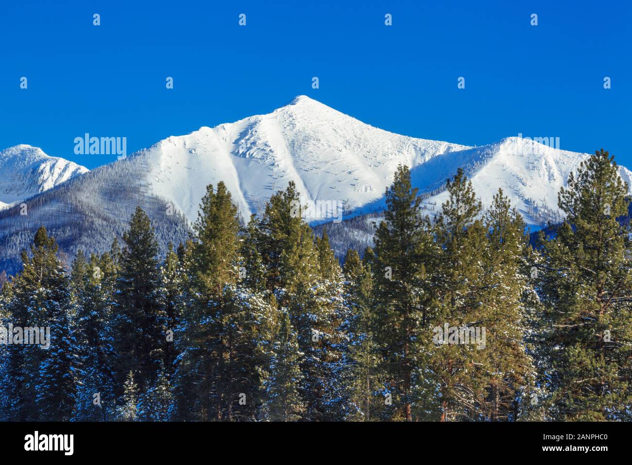 Pyramid Peak dans la gamme swan en hiver près de seeley lake, Montana Banque D'Images