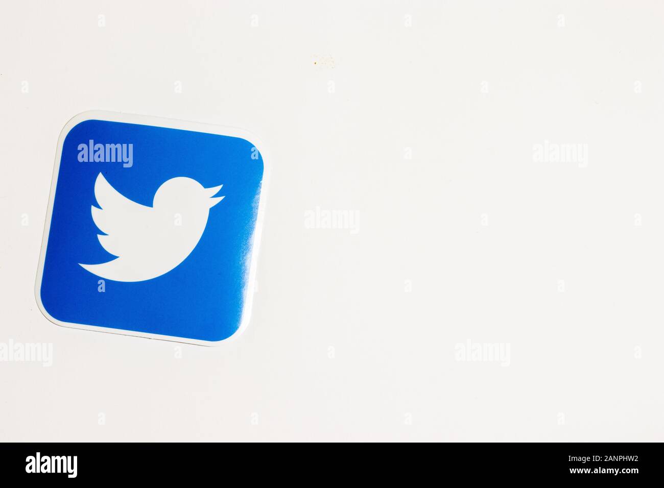 Los Angeles, Californie, États-Unis - 17 janvier 2020: Logo Twitter sur fond blanc avec espace de copie. Icône des médias sociaux, éditorial illustratif Banque D'Images