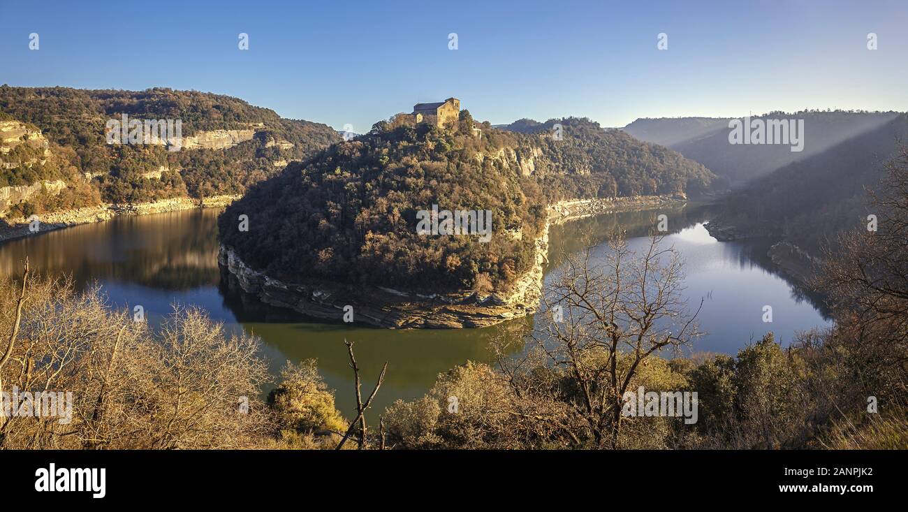 Rivière Ter Bend et de Sant Pere de Casserres monastère bénédictin au sommet de la colline, Catalogne Banque D'Images