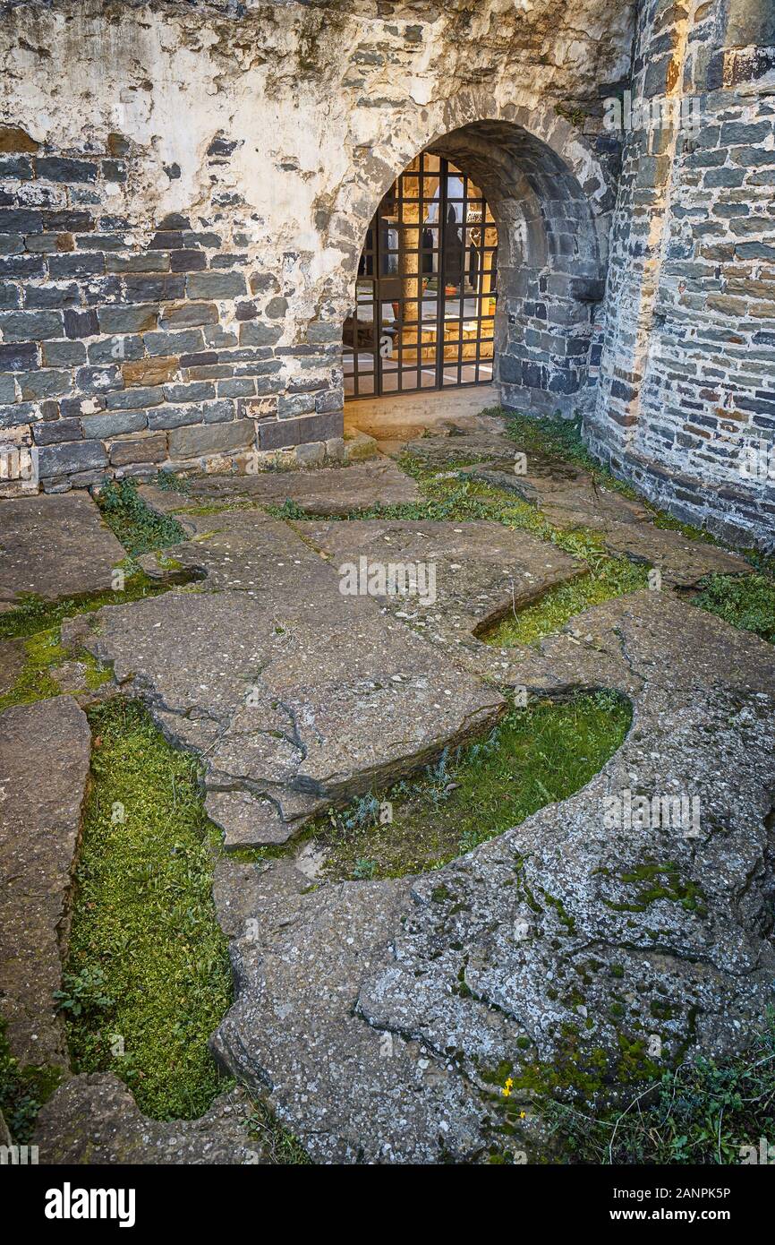 Tombes anthropomorphes au 11ème siècle style roman monastère bénédictin de Sant Pere de Casserres, Catalogne Banque D'Images