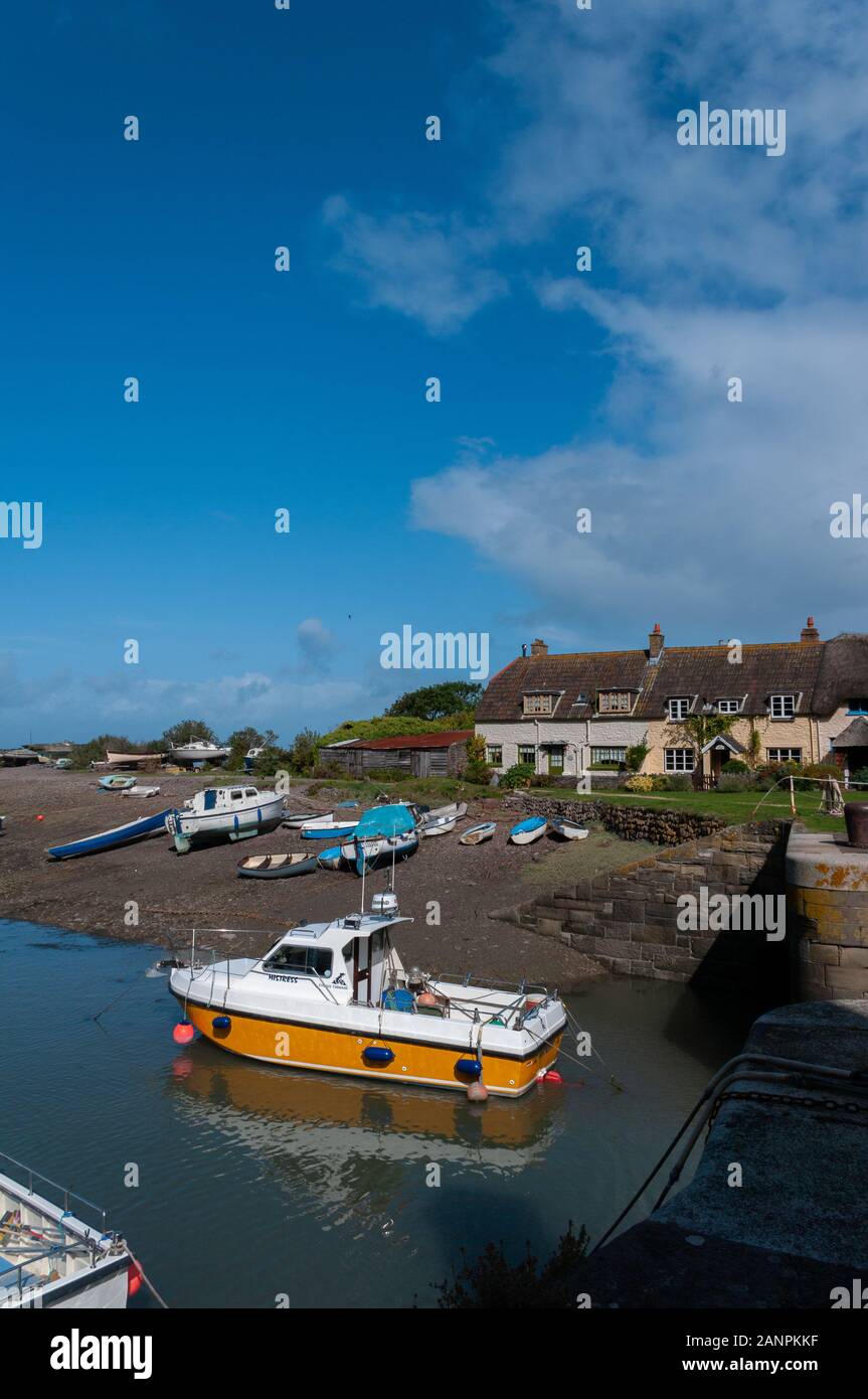 Gilbratar Cottages par le port et les bateaux à Porlock Weir dans le Somerset. Banque D'Images Gilbratar Cottages par le port et les bateaux à Porlock Weir dans le Somerset. Banque D'Images