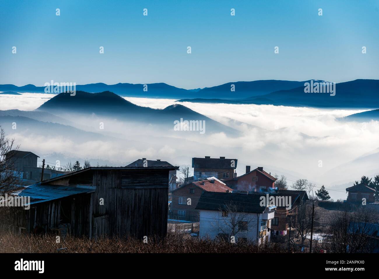 Matin brumeux dans village bulgare Avramovo aux Rhodope Banque D'Images