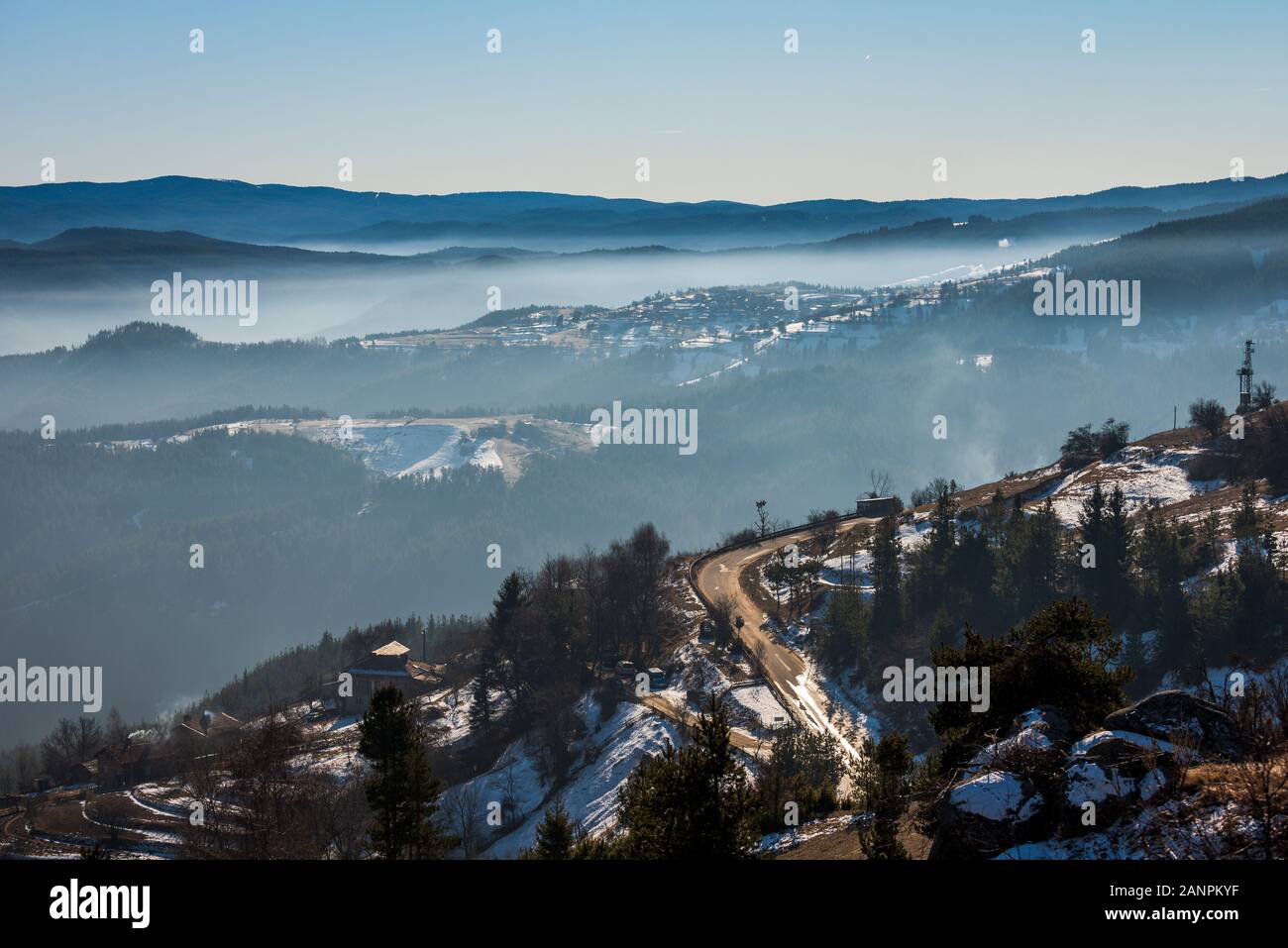 Les silhouettes des montagnes d'hiver matin dans la brume Banque D'Images