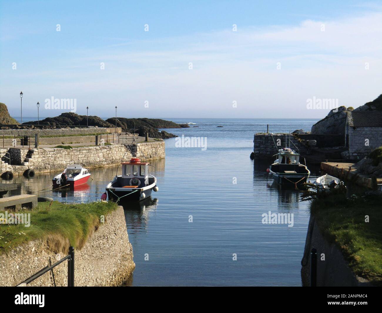 ouverture à la mer vue depuis le petit port irlandais Photo Stock - Alamy