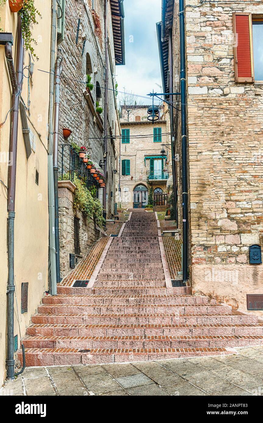 Balade dans le village pittoresque et anciennes rues d'Assise, l'une des plus belles villes médiévales de l'Italie centrale Banque D'Images