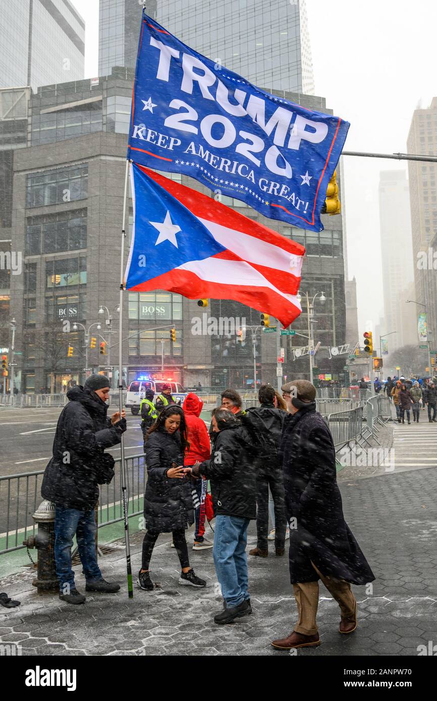 New York, États-Unis, 18 janvier 2020. Les partisans d'Atout se trouve dans la tempête de neige à côté de la 4e édition de la Marche des femmes à New York. Credit : Enrique Shore/Alamy Live News Banque D'Images
