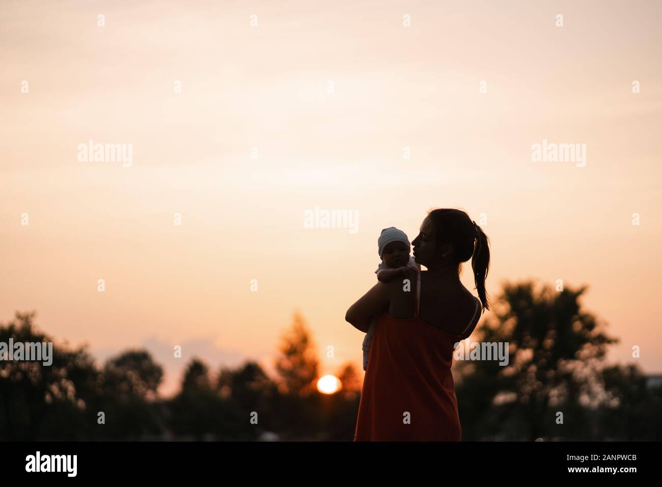 Sunset Silhouette Jeune Mere Tenant Son Bebe Garcon Enfant A City Park Debout Devant Un Coucher De Soleil Et Ciel Orange Vif Valeurs Familiales Accueil Chaleureux Photo Stock Alamy Sunset Silhouette Jeune Mere Tenant Son Bebe Garcon Enfant A City Park Debout Devant Un Coucher De Soleil Et Ciel Orange Vif Valeurs Familiales Accueil Chaleureux Photo Stock Alamy