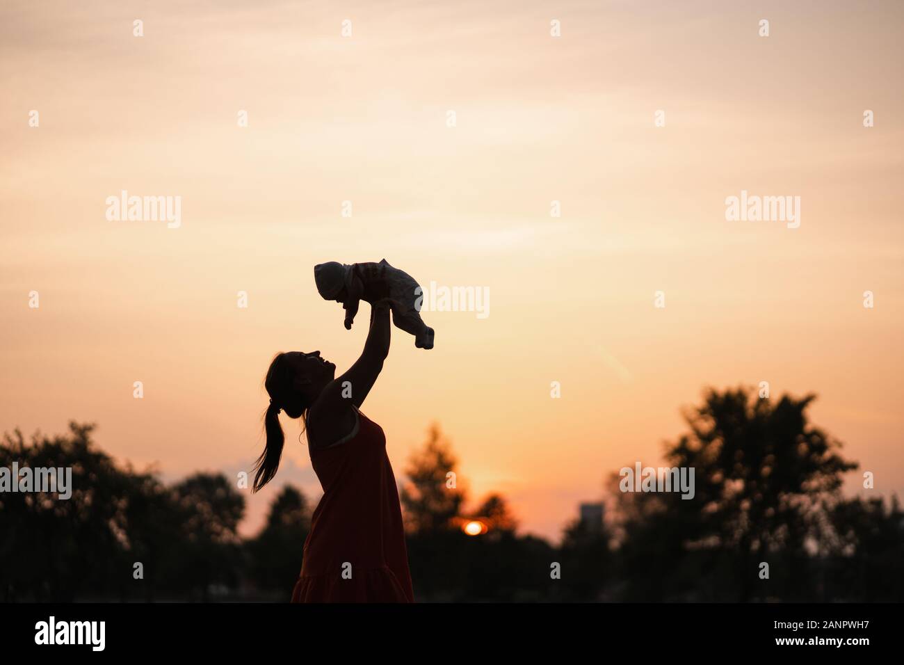 Silhouette Enfant Devant La Mer Au Coucher Du Soleil Banque D Image Et Photos Alamy Silhouette Enfant Devant La Mer Au Coucher Du Soleil Banque D Image Et Photos Alamy