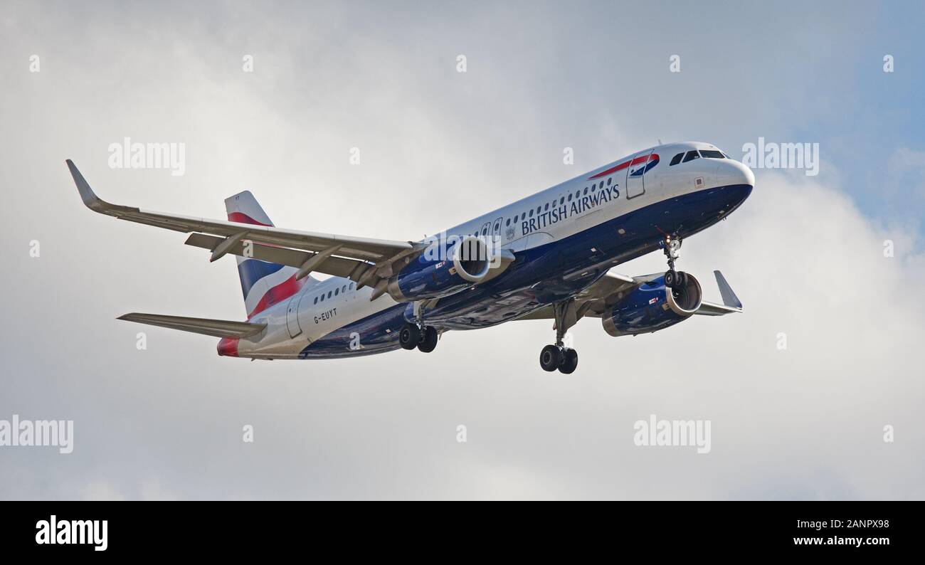 British Airways Airbus A320 G-EUYT en approche finale à l'aéroport de Londres Heathrow LHR Banque D'Images