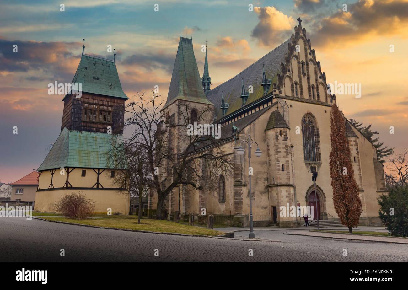 Église Saint-barthélemy et beffroi en bois à partir de la 14e 100. Rakovnik, Bohême centrale, en République tchèque. Banque D'Images
