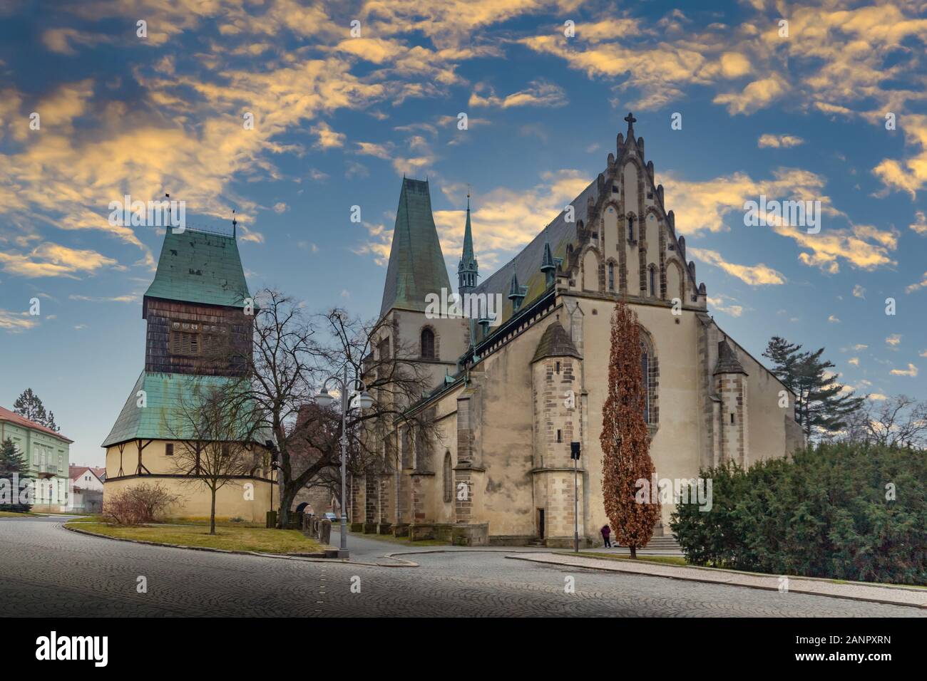Église Saint-barthélemy et beffroi en bois à partir de la 14e 100. Rakovnik, Bohême centrale, en République tchèque. Banque D'Images