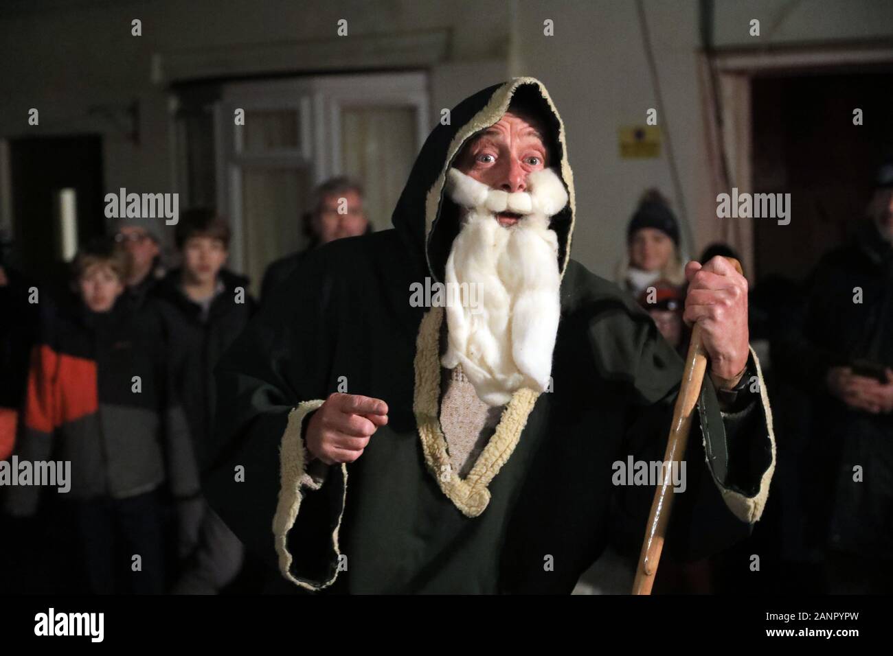 Stoke Gabriel. Le sud du Devon, UK, 18 janvier 2020 - Des centaines de personnes ont participé à une cérémonie dans le sud Wassail Devon village de Stoke Gabriel. Wassail une reine et roi monter une applre arbre et accrocher le pain trempé dans le cidre pour avertir les mauvais esprits, et d'encourager une moisson - Natasha Quarmby/ ALAMY LIve News Banque D'Images