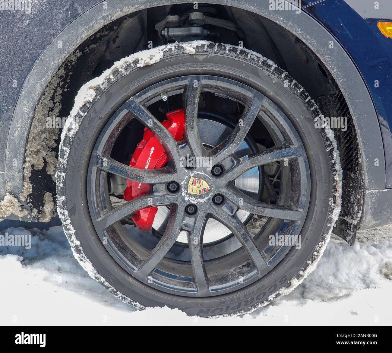 porte le pneu hiver de la voiture et sa roue Banque D'Images
