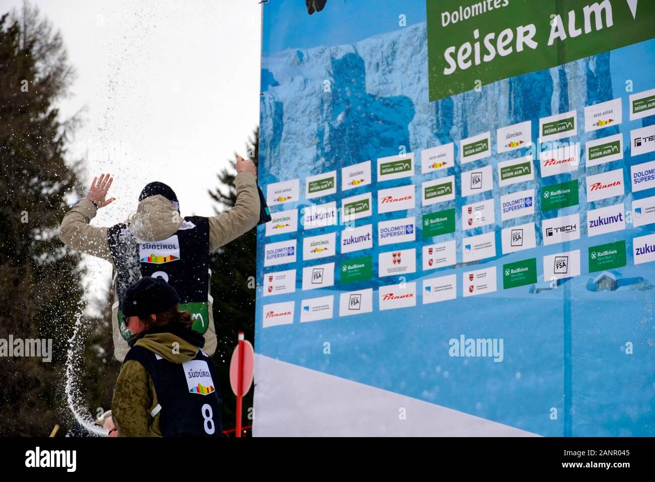 Le Tyrol du Sud, Italie. 18 janvier, 2020. Claire Caroline forment l'USA 1ère place, Killi Johanne de Norvège 2e place, Gaskell Elena de Canada 3e place. Décoration de la cérémonie des lauréats lors de la Coupe du Monde FIS Freeski Slopestyle sur 18.01.2020 dans l''Alpe di Siusi (Alpe di Siusi) Snowpark, Italie. Credit : AlfredSS/Alamy Live News Banque D'Images