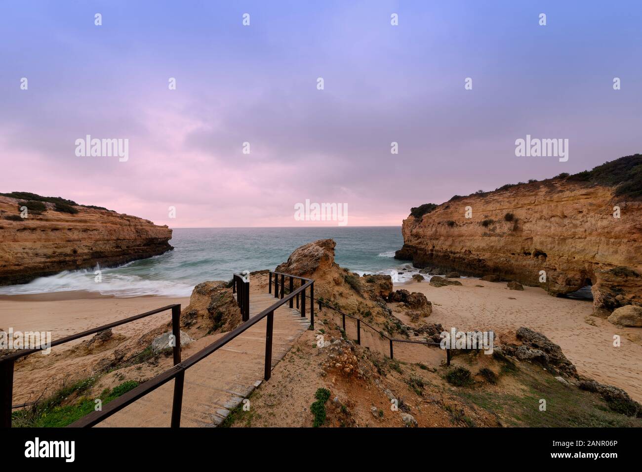 Praia de Albandeira, au crépuscule, en Algarve, Portugal. Banque D'Images