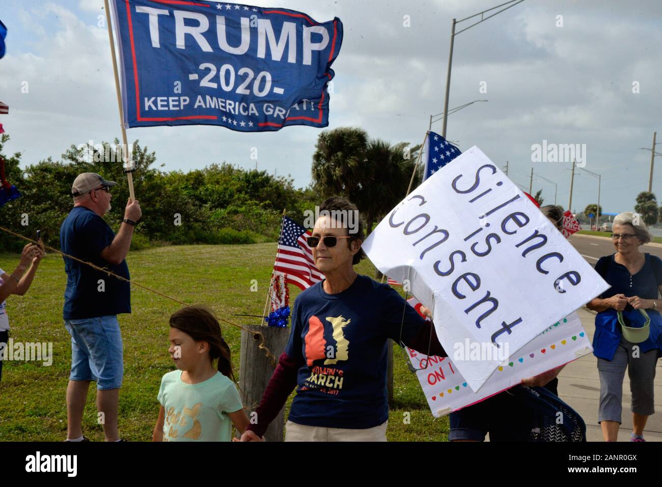 Melbourne. La Floride. USA. 18 janvier, 2020. Avec bull cornes, des drapeaux américains et des signes deux groupes de manifestants ont manifesté le long de la même route. L'American Civil Liberties Union (ACLU) avait plusieurs moniteurs en regardant l'événement le long de l'eau Gallie Causeway. Trump pour président en 2020 et la femme de 2020 à mars fois mêlés les uns avec les autres, mais pour la plupart où les uns avec les autres. Crédit photo Julian Poireau / Alamy Live News Banque D'Images