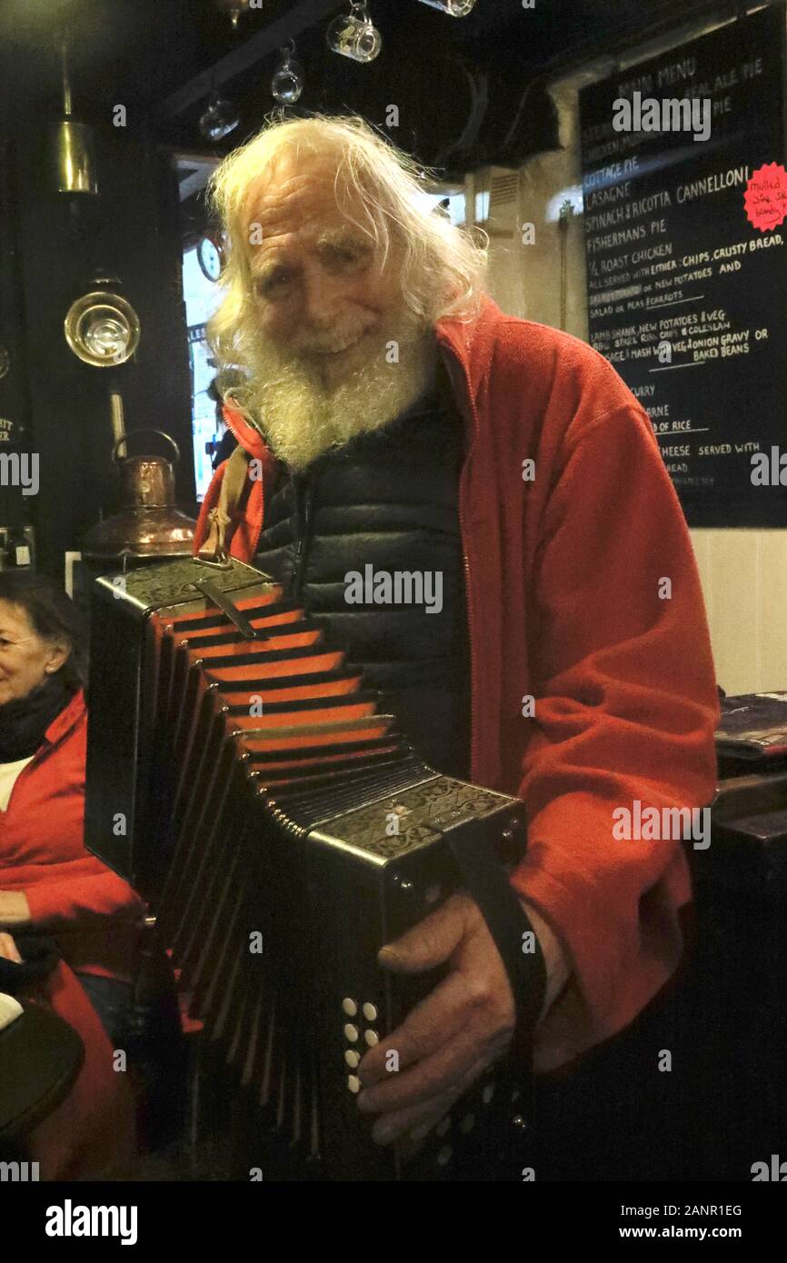 Stoke Gabriel. Le sud du Devon, UK, 18 janvier 2020 - Des centaines de personnes ont participé à une cérémonie dans le sud Wassail Devon village de Stoke Gabriel. Wassail une reine et roi monter une applre arbre et accrocher le pain trempé dans le cidre pour avertir les mauvais esprits, et d'encourager une moisson - Natasha Quarmby/ ALAMY LIve News Banque D'Images