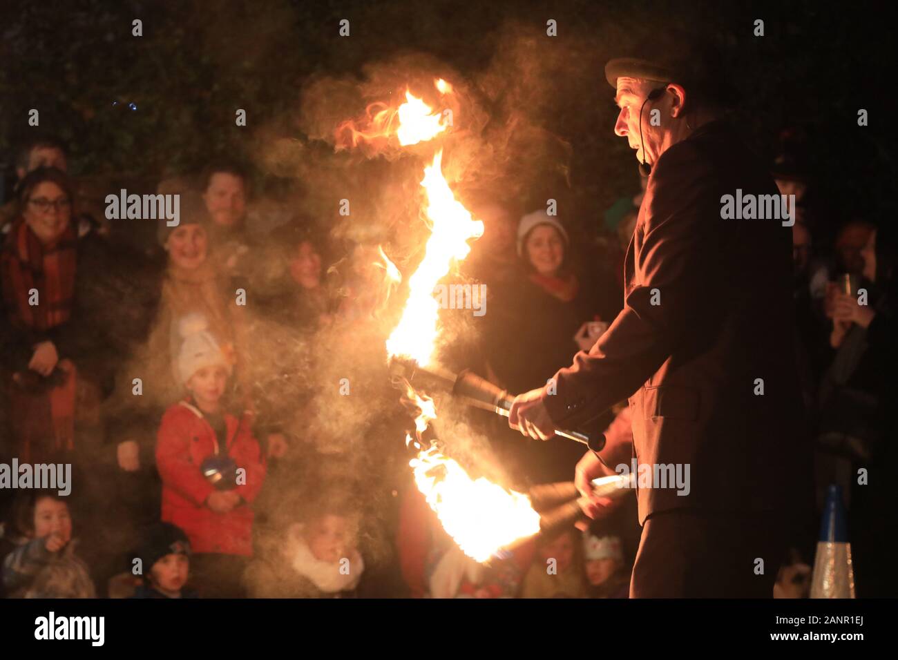 Stoke Gabriel. Le sud du Devon, UK, 18 janvier 2020 - Des centaines de personnes ont participé à une cérémonie dans le sud Wassail Devon village de Stoke Gabriel. Wassail une reine et roi monter une applre arbre et accrocher le pain trempé dans le cidre pour avertir les mauvais esprits, et d'encourager une moisson - Natasha Quarmby/ ALAMY LIve News Banque D'Images