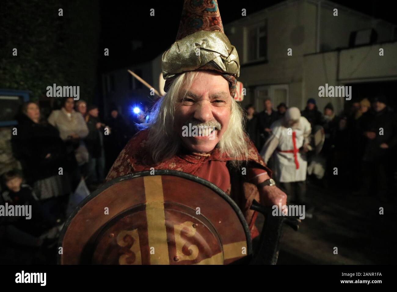 Stoke Gabriel. Le sud du Devon, UK, 18 janvier 2020 - Des centaines de personnes ont participé à une cérémonie dans le sud Wassail Devon village de Stoke Gabriel. Wassail une reine et roi monter une applre arbre et accrocher le pain trempé dans le cidre pour avertir les mauvais esprits, et d'encourager une moisson - Natasha Quarmby/ ALAMY LIve News Banque D'Images