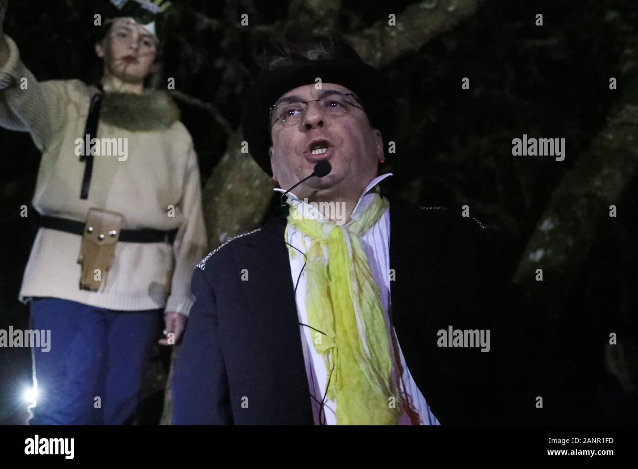 Stoke Gabriel. Le sud du Devon, UK, 18 janvier 2020 - Des centaines de personnes ont participé à une cérémonie dans le sud Wassail Devon village de Stoke Gabriel. Wassail une reine et roi monter une applre arbre et accrocher le pain trempé dans le cidre pour avertir les mauvais esprits, et d'encourager une moisson - Natasha Quarmby/ ALAMY LIve News Banque D'Images