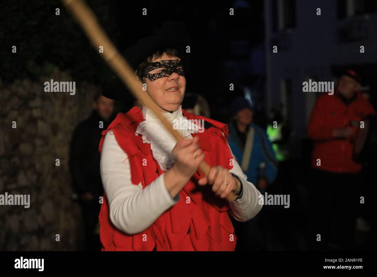 Stoke Gabriel. Le sud du Devon, UK, 18 janvier 2020 - Des centaines de personnes ont participé à une cérémonie dans le sud Wassail Devon village de Stoke Gabriel. Wassail une reine et roi monter une applre arbre et accrocher le pain trempé dans le cidre pour avertir les mauvais esprits, et d'encourager une moisson - Natasha Quarmby/ ALAMY LIve News Banque D'Images