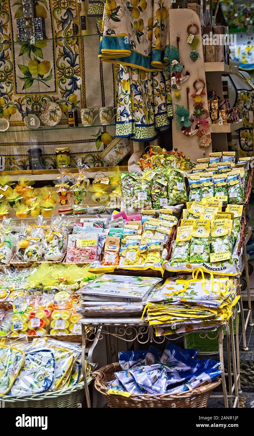 Sorrente, ITALIE - 26 septembre 2017 : Sorrente est une ville surplombant la baie de Naples. C'est une destination touristique populaire en raison de sa variété de smal Banque D'Images