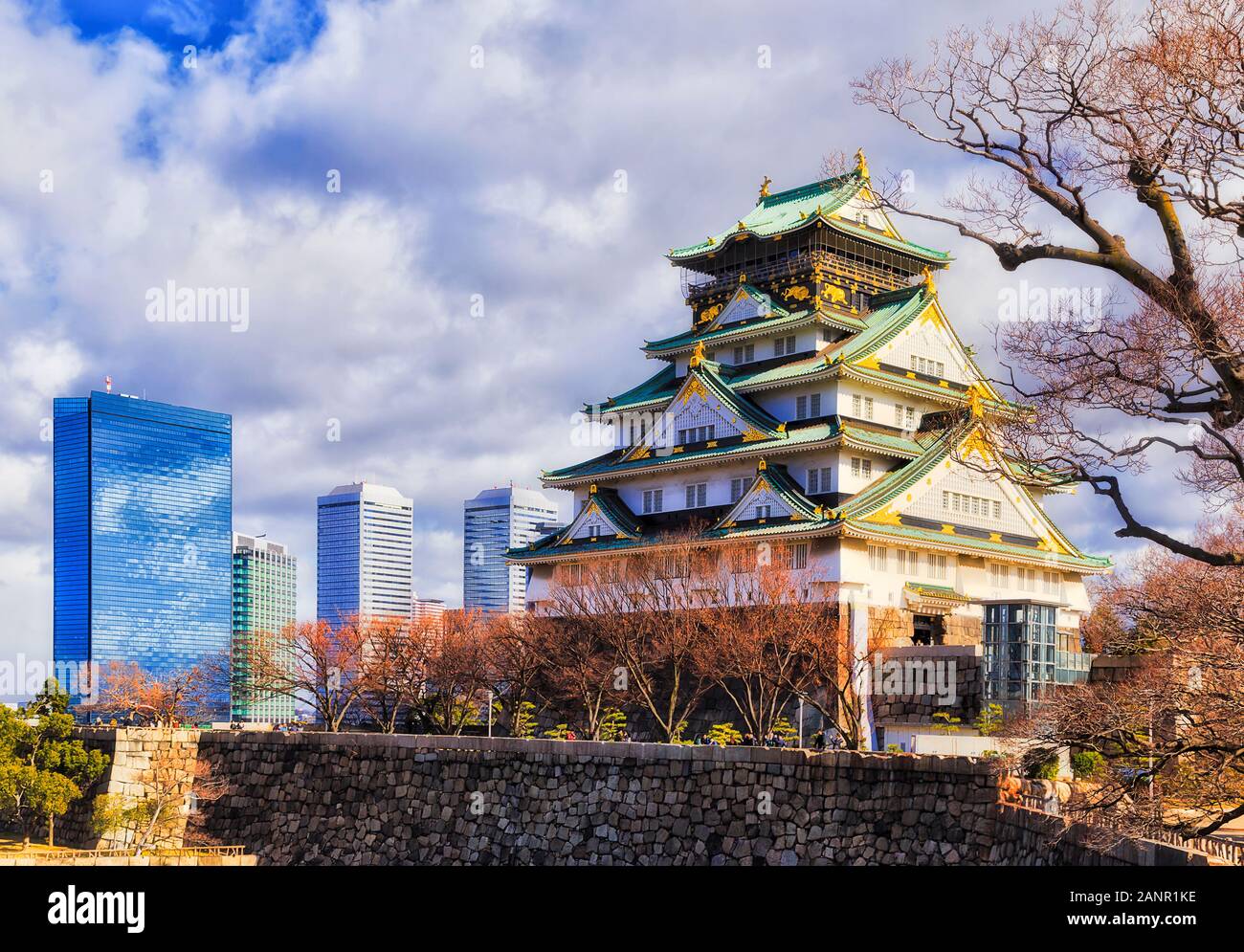 La tour principale de garder du château d'Osaka dans la ville jardin sur murs en pierre à côté de CBD urbain moderne des gratte-ciel. Banque D'Images