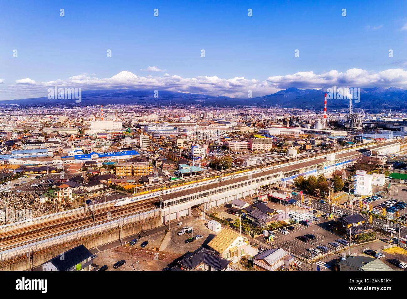 Shin-Fuji gare de trains express en vue du majestueux Mont Fuji au Japon lors d'une journée ensoleillée. Banque D'Images