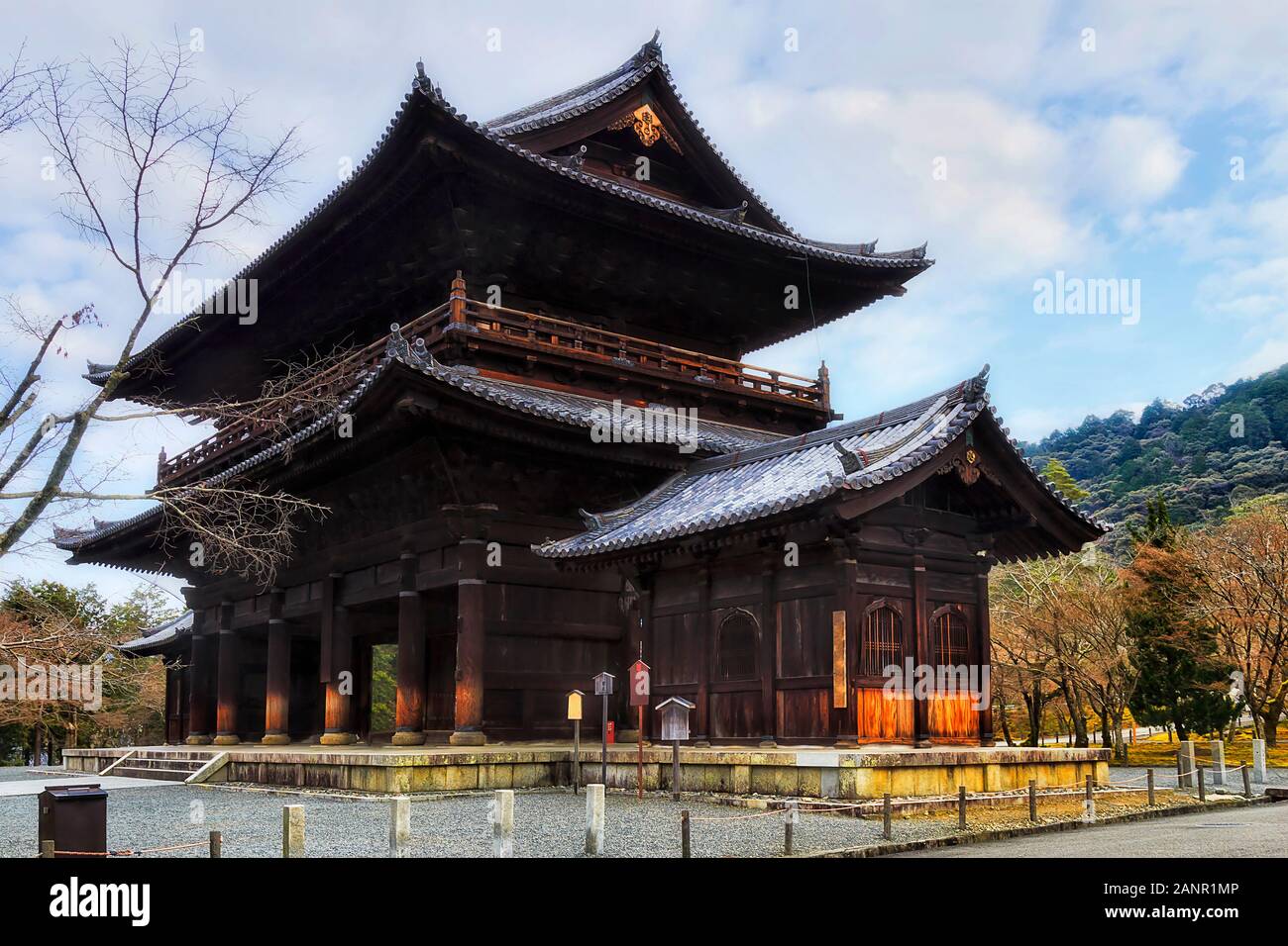 Traditionnel en bois porte San Mon Nanzen-Ji en temple bouddhiste de la ville de Kyoto, au Japon. Bâtiment historique au milieu d'un parc public sous ciel bleu sur une Banque D'Images