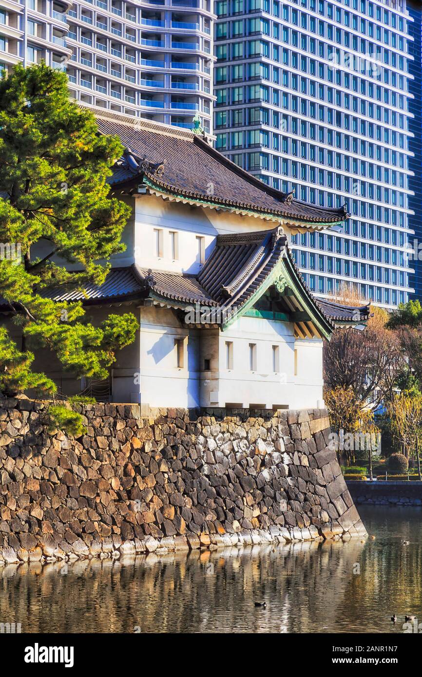 Passé et présent dans l'architecture de Tokyo - Palais de l'empereur historique traditionnelle japonaise avec tours de garde contre les gratte-ciel modernes de cit Banque D'Images