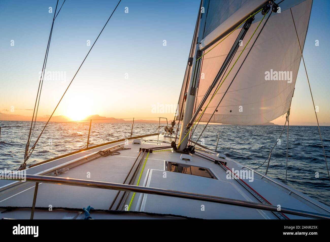 Yacht à navigationg au lever de soleil sur l'horizon.. La mer Méditerranée, l'Italie. Banque D'Images