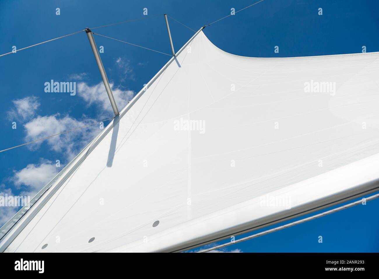 Le mât et la voile de tout nouveau yacht à voile. Medeiterranean la mer, Italie. Banque D'Images
