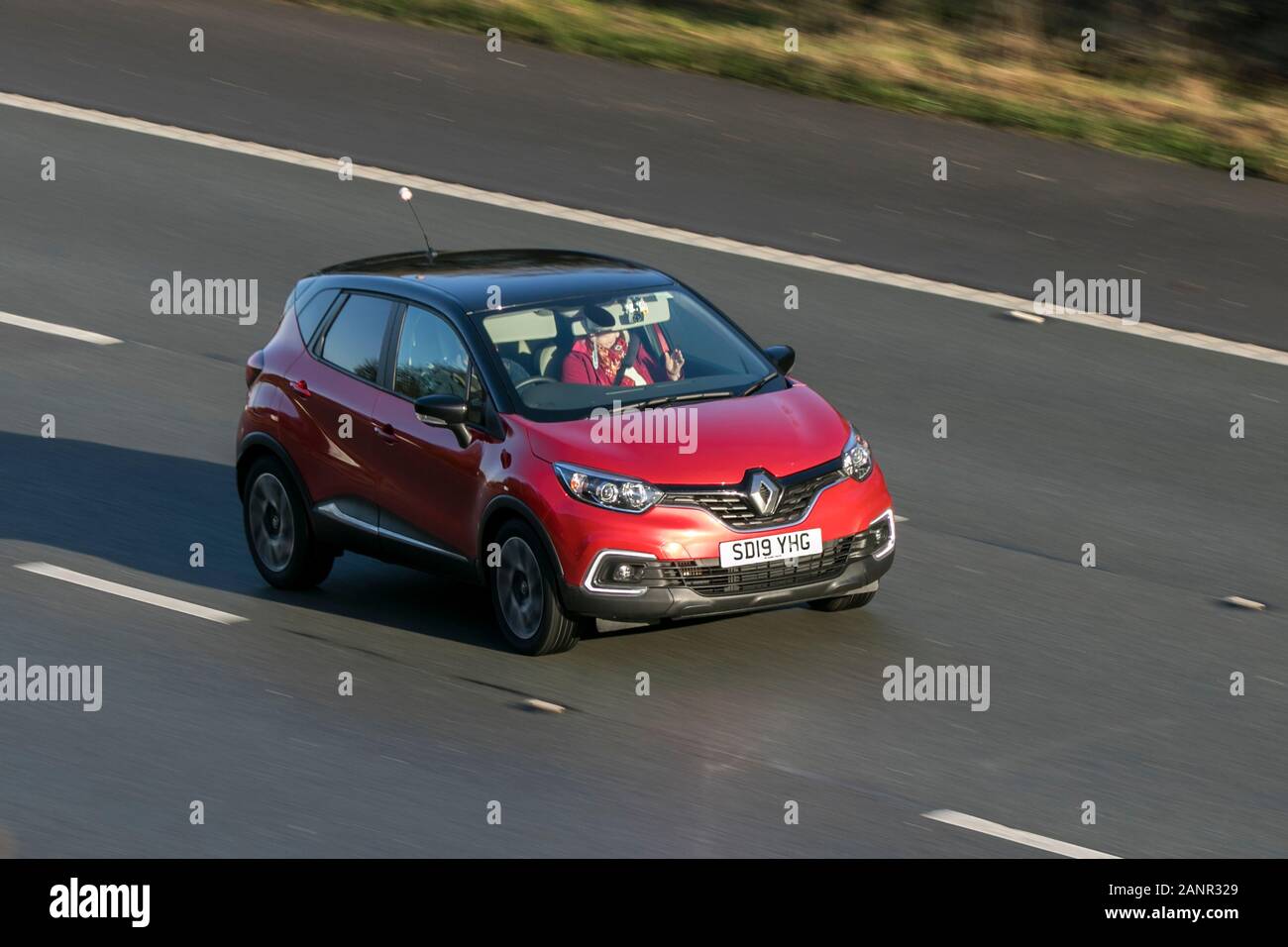 2019 Renault Captur Emblématique Voiture Rouge Tce essence roulant sur l'autoroute   près de Preston dans Lancashire, Royaume-Uni Banque D'Images