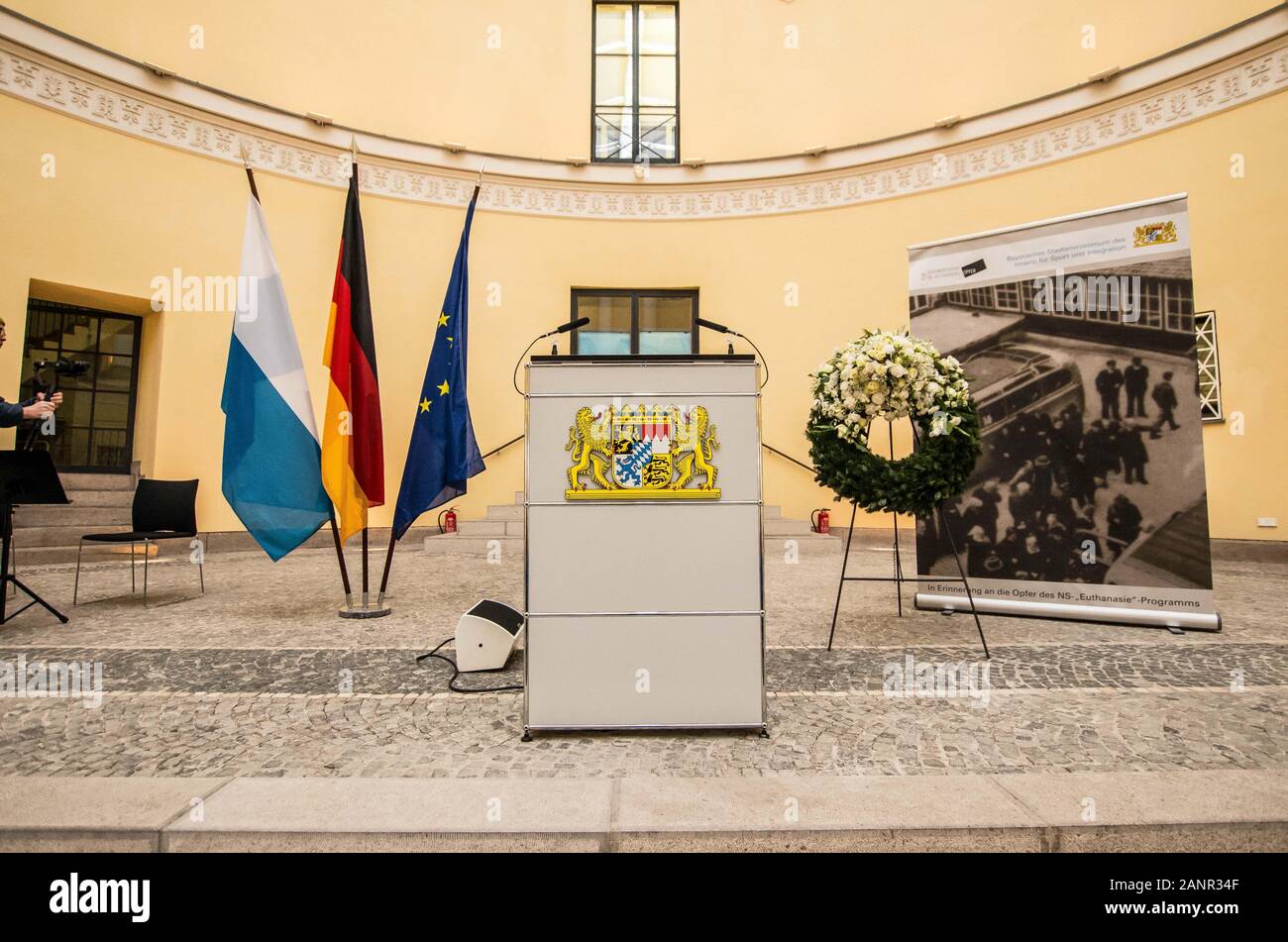 Munich, Bavière, Allemagne. 18 janvier, 2020. En hommage aux victimes sur le 80e anniversaire de leur catégorisation comme "inaptes à vivre'' par le régime de terreur nazi, le ministère de l'Intérieur de Bavière a organisé un programme commémoratif dans le cadre d'une exposition au Ministère. Le régime de la terreur national-socialiste a commencé le programme près de Munich et à travers elle, arrondi des personnes handicapées et des malades chroniques, les personnes déclarées inaptes à 'vivre'' puis les déporte à faire face à l'exécution. L'exposition se déroulera du 20 janvier au 24 mai. Credit : Sachelle Babbar/ZUMA/Alamy Fil Live News Banque D'Images