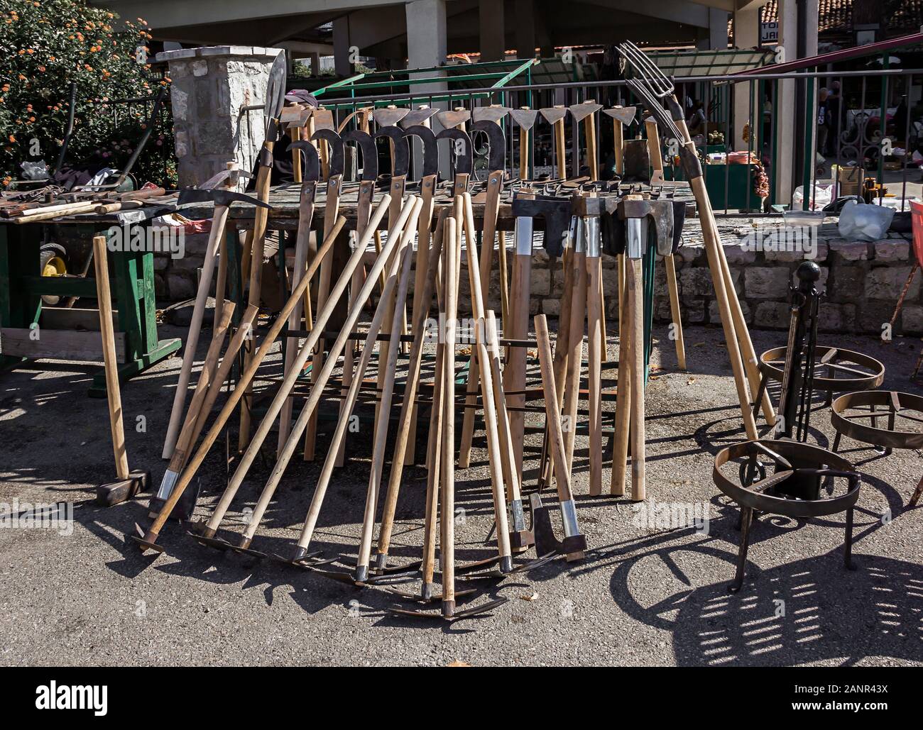 Rack en bois avec différents appareils de jardin dans un village marché plein air, juste Banque D'Images