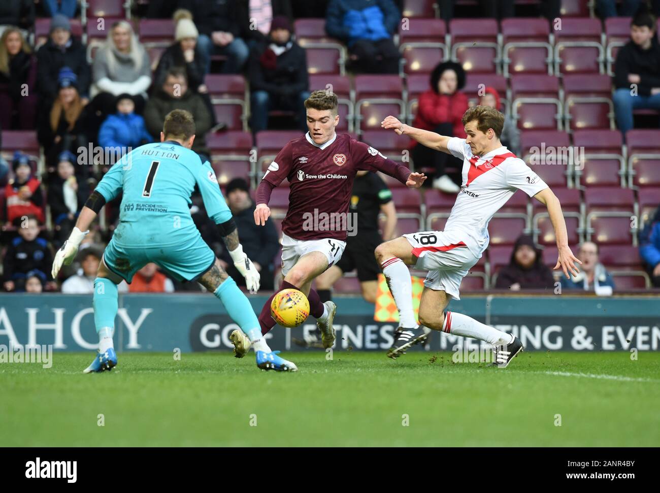 Parc de Murrayfield, Edinburgh, Ecosse. .UK 18 janvier 2020 . Coeurs vs Airdrie..William Hill Scottish Cup tie . Cœurs Euan Henderson avec Airdrie keeper David Hutton & Kieran Millar . Crédit : eric mccowat/Alamy Live News Banque D'Images