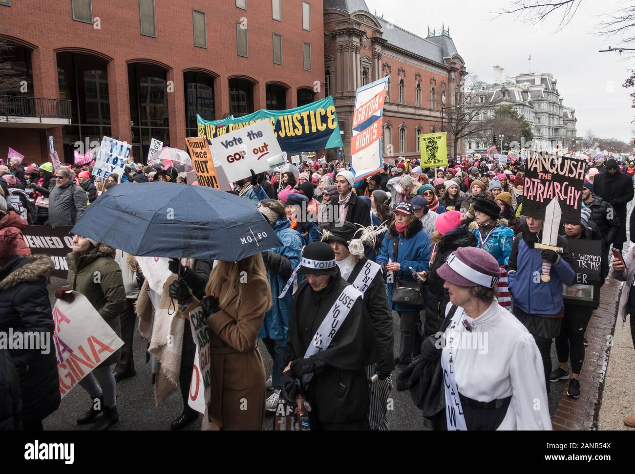 WASHINGTON, DC - JAN. 18, 2020 : marcheurs de emphatique de la Marche des femmes 2020, c'était la 4e édition de la Marche des femmes, et l'une des nombreuses marches autour du nous. Banque D'Images