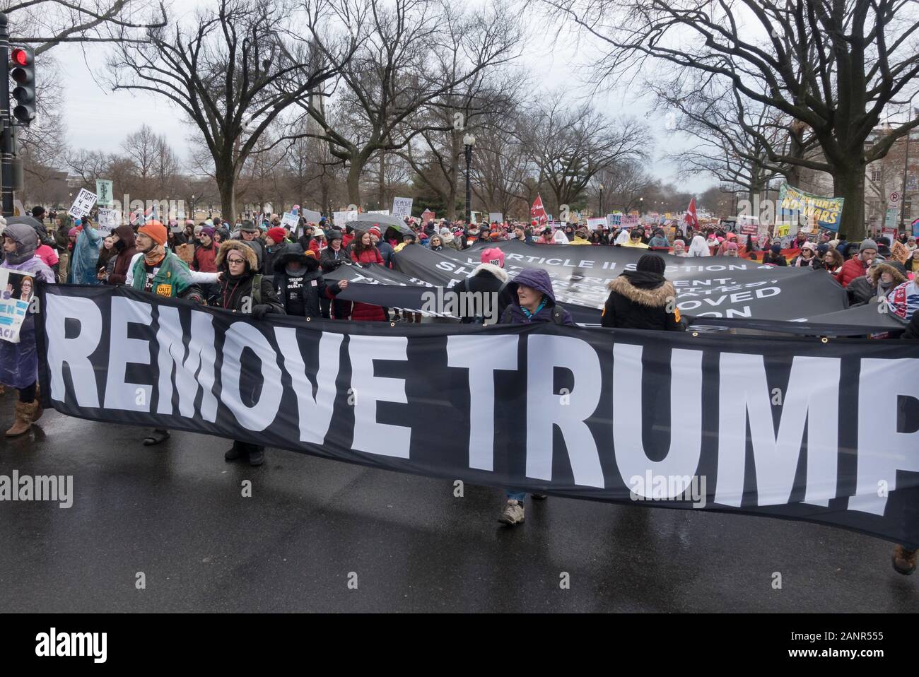 WASHINGTON, DC - JAN. 18, 2020 : enlever à la bannière d'atout à la Marche des femmes 2020. Le Washington Monument est la distance. C'était la 4e édition de la Marche des femmes, et l'une des nombreuses marches autour du nous. Banque D'Images
