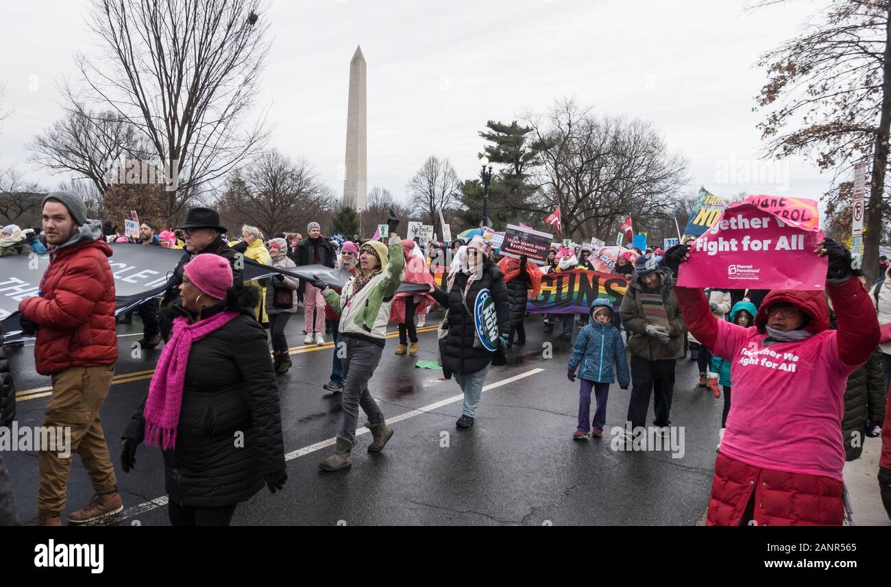 WASHINGTON, DC - JAN. 18, 2020 : marcheurs de emphatique de la Marche des femmes 2020, c'était la 4e édition de la Marche des femmes, et l'une des nombreuses marches autour du nous. Banque D'Images