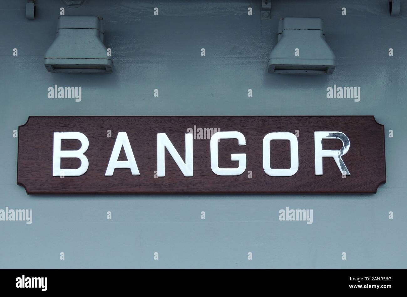 La plaque constructeur du navire HMS Bangor M109, un chasseur de mines de classe Sandown exploité par la Marine royale. Banque D'Images