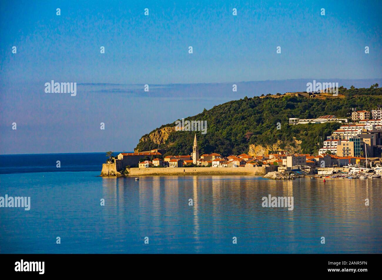 La vue de la vieille partie de la ville de Budva avec la cathédrale de Saint John (sveti ivana cathédrale) Bell Tower Banque D'Images