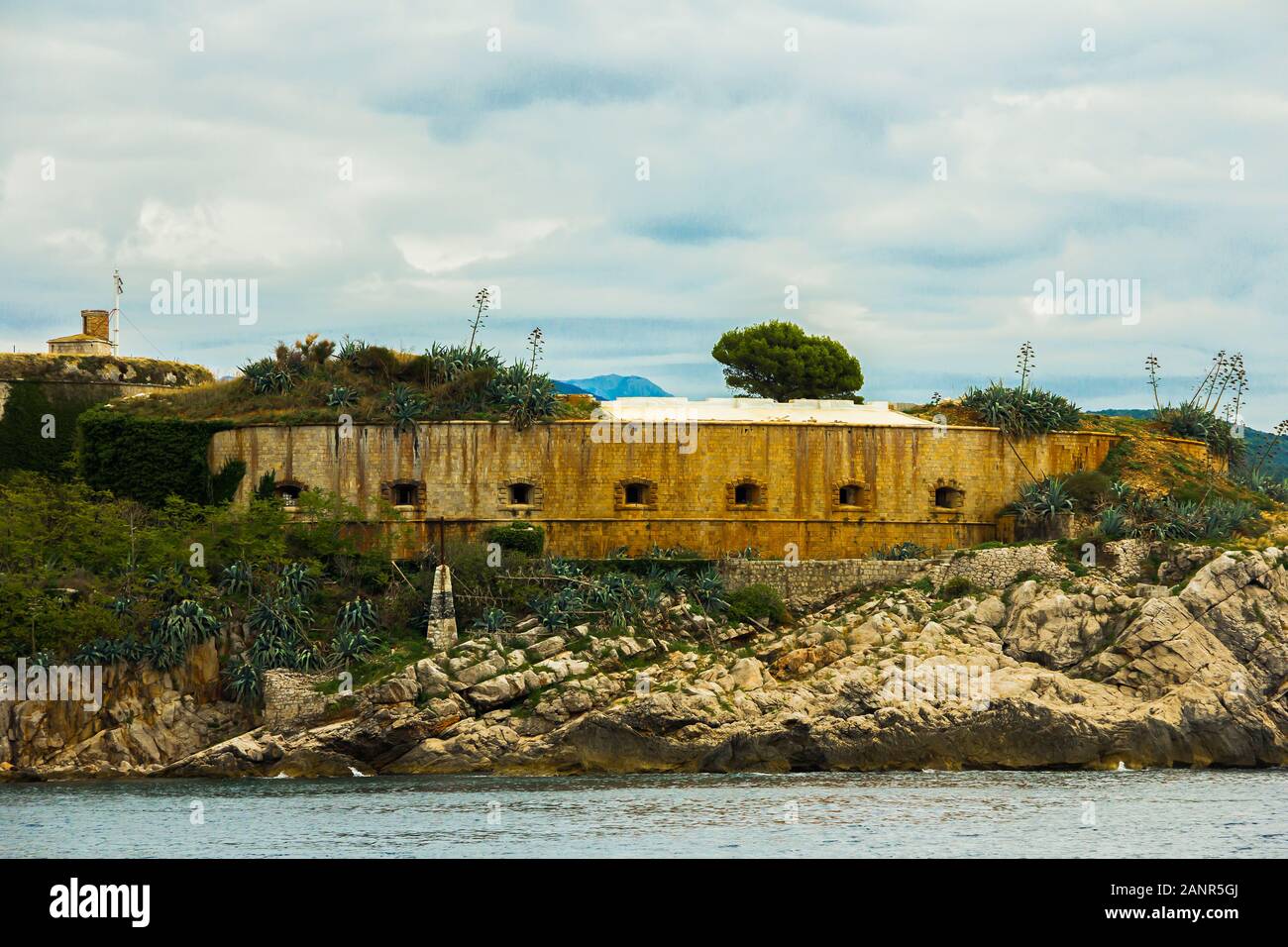 L'Autriche-Hongrie fortification historique bâtiments, Fort Mamula sur un îlot inhabité Lastavica dans la baie de la mer Adriatique, le Monténégro Banque D'Images