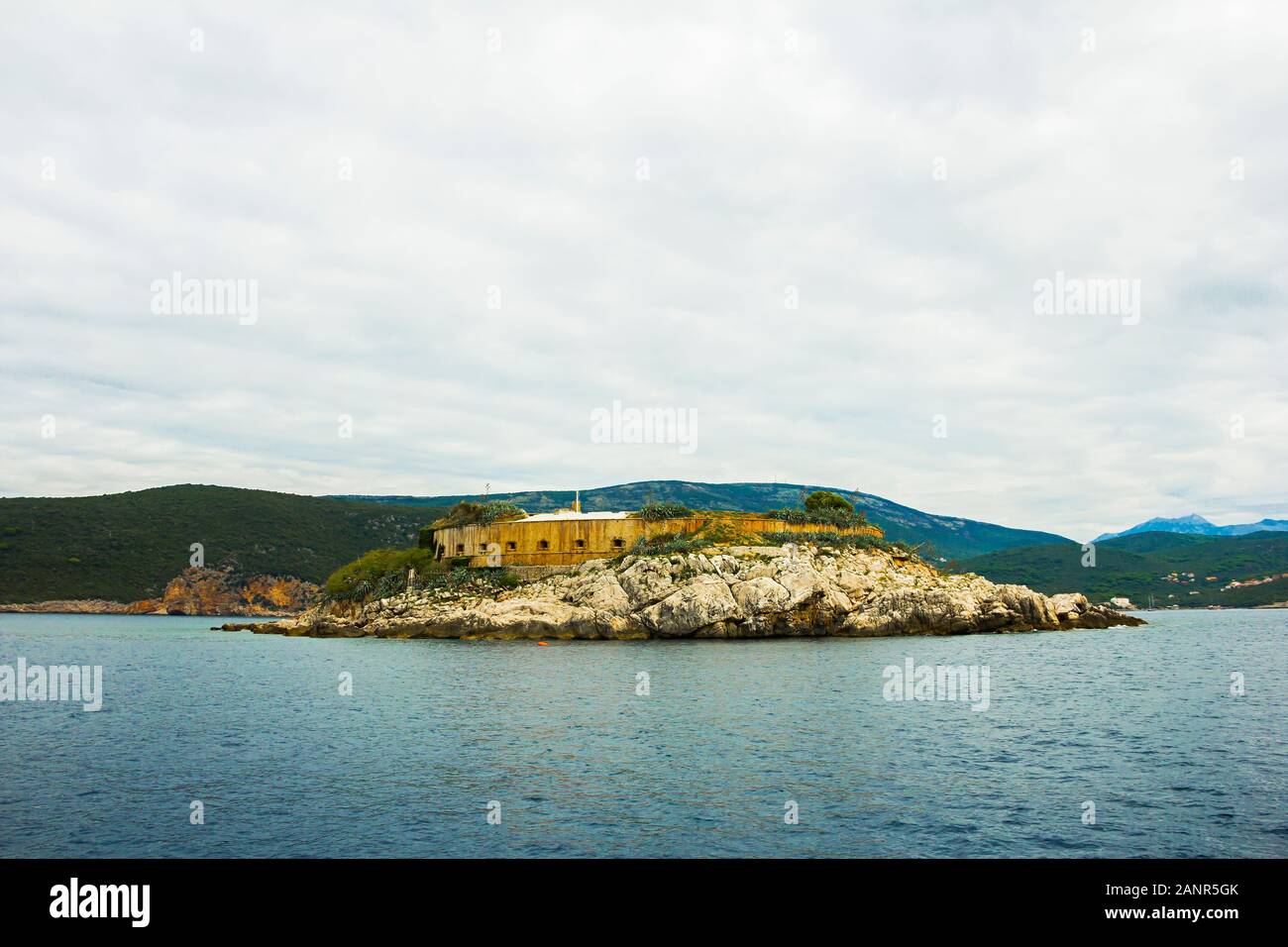 L'Autriche-Hongrie fortification historique bâtiments, Fort Mamula sur un îlot inhabité Lastavica dans la baie de la mer Adriatique, le Monténégro Banque D'Images