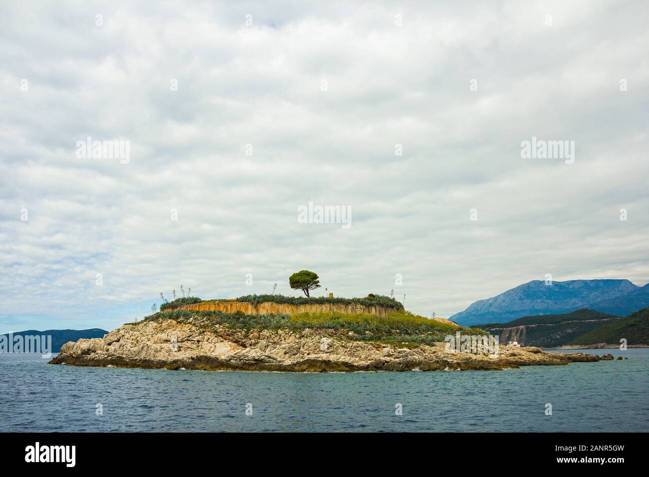 L'Autriche-Hongrie fortification historique bâtiments, Fort Mamula sur un îlot inhabité Lastavica dans la baie de la mer Adriatique, le Monténégro Banque D'Images
