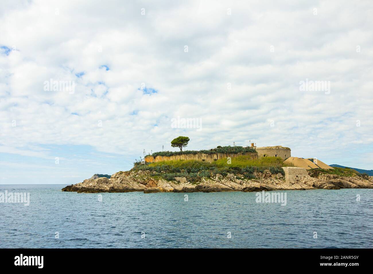 L'Autriche-Hongrie fortification historique bâtiments, Fort Mamula sur un îlot inhabité Lastavica dans la baie de la mer Adriatique, le Monténégro Banque D'Images