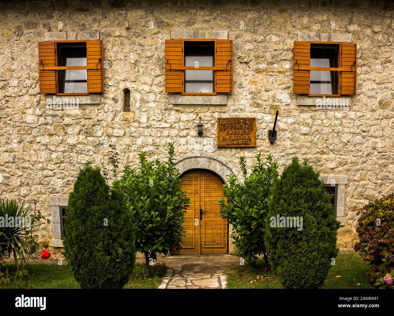 La Bibliothèque, cour intérieure, dans le monastère orthodoxe serbe (cloître) Moracha au Monténégro, fondé en 1252, le style architectural Rascian Banque D'Images