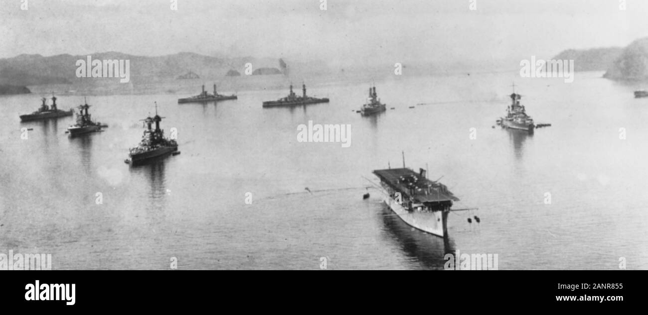L'USS Langley (CV-1) et de navires ancrés dans le port pendant les années 1920. Banque D'Images