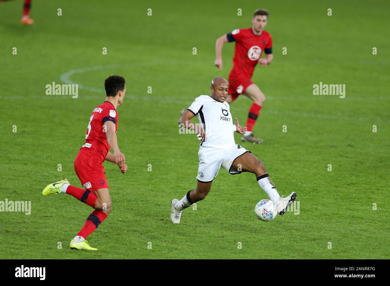 Swansea, Royaume-Uni. 18 janvier, 2020. Andre Ayew de Swansea City (c) en action. Match de championnat Skybet EFL, Swansea City v Wigan Athletic au Liberty Stadium de Swansea, Pays de Galles du Sud le samedi 18 janvier 2020. Cette image ne peut être utilisé qu'à des fins rédactionnelles. Usage éditorial uniquement, licence requise pour un usage commercial. Aucune utilisation de pari, de jeux ou d'un seul club/ligue/dvd publications. Photos par Andrew Andrew/Verger Verger la photographie de sport/Alamy live news Crédit : Andrew Orchard la photographie de sport/Alamy Live News Banque D'Images