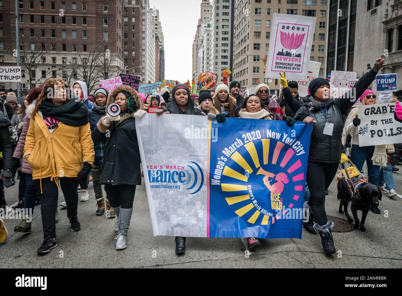 New York, USA. 18 janvier, 2020. Des centaines de femmes et d'hommes mars lors de la 4e édition de la Marche des femmes à New York le samedi, Janvier 18, 2020. (Photo de la société Holtermann-Gorden/Pacific Press) Credit : Pacific Press Agency/Alamy Live News Banque D'Images