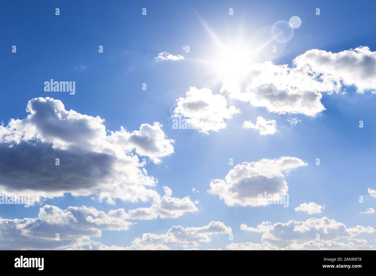 Un ciel bleu avec Soleil, nuages et soleil. Banque D'Images